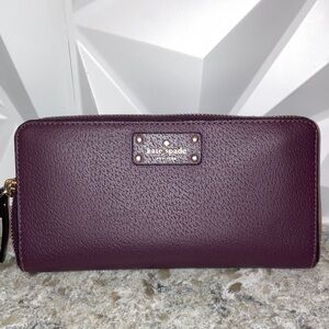 💗Kate Spade top zip maroon wallet
EXCELLENT CONDITION I have matching crossbody